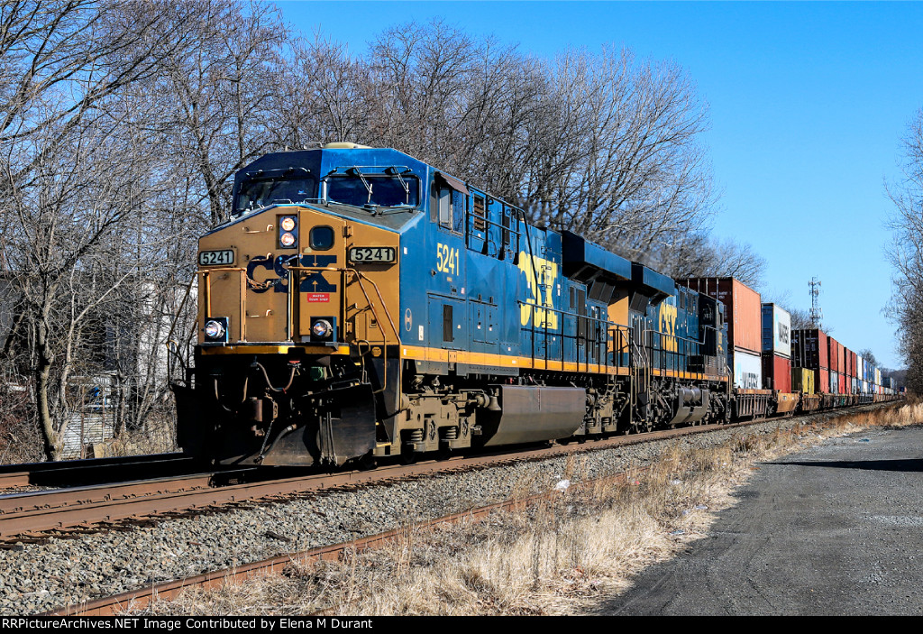 CSX 5241 on I-104